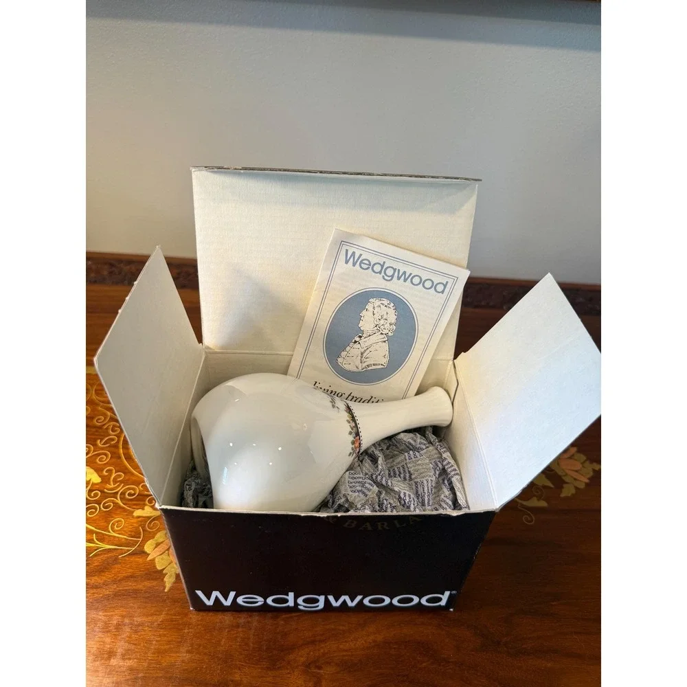 Vintage Wedgwood Osborne Bud Vase with‎ Box